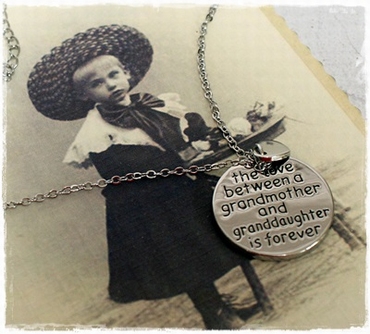 Ketting met hanger, The love between a grandmother and granddaughter