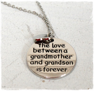 Ketting met hanger, The love between a Grandmother and Grandson