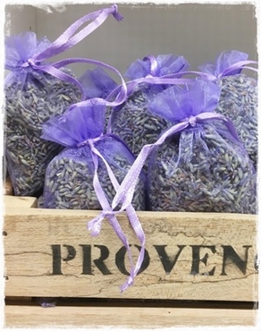 Organzazakje lila gevuld met lavendel