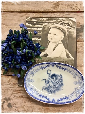 Heel lief romantische zeepschaal met blauwe decoratie, engel