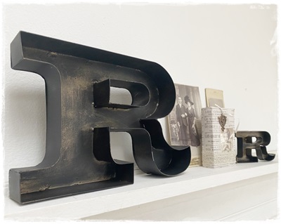 Collectie JDL. Superstoere grote industrie letter R , afm. 26 x 16,5 x 4 cm.