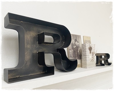 Collectie JDL. Superstoere Grote Industrie Letter R , Afm. 26 X 16,5 X 4 Cm.