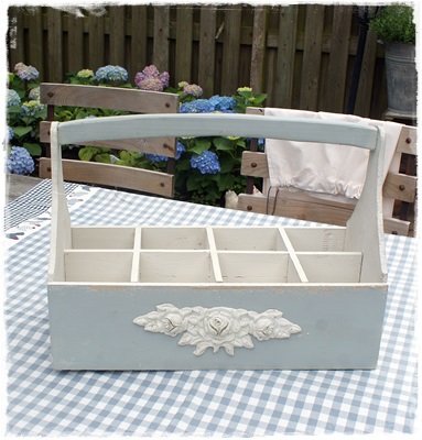 Supermooie brocante vakkenbak met hengsel en ornament rozen 45 x 21 x 34 cm.