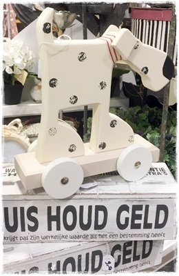 Hond wit met stippen op wielen 21 x 8,5 x 24 cm.