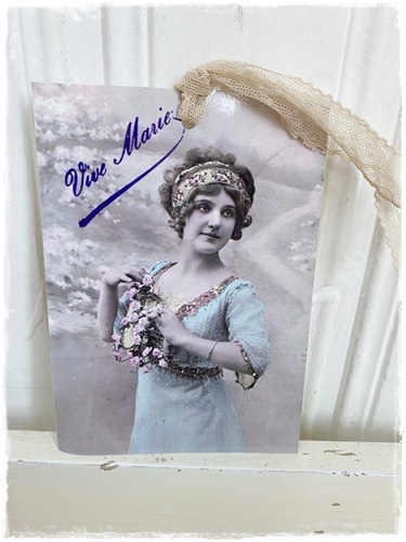 Postcard met antieke afbeelding VIVE Marie, plus kanten lintje