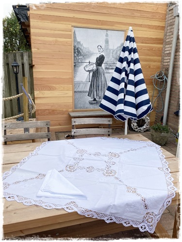 Romantisch opengewerkt kleed (1.10 x 1.10 ) met borduursel, kant en 6 servetten , wit