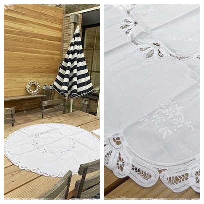 Romantisch rond opengewerkt kleed met borduursel en kant, 90 cm. doorsnee plus 4 servetten.