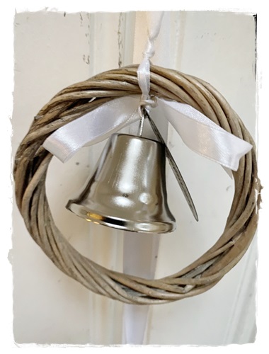 Rieten hanger ring aan wit lint met bel in het midden (10,5 cm. doorsnee)