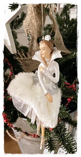 Ballerina in mooie kleur wit en cremekleur met kroontje, 15 cm.