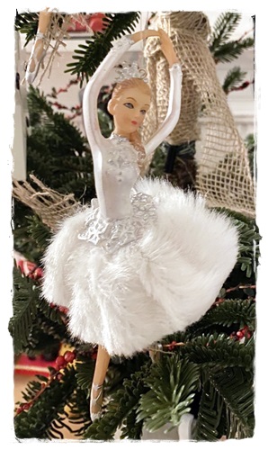 Ballerina , wit/creme gekleed met kant, en kroontje op hoofd, 17 cm. groot.