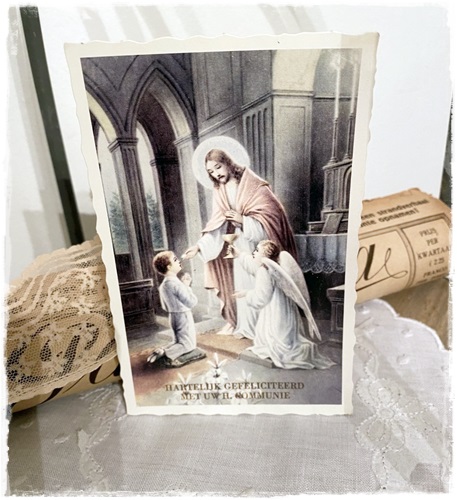Postcard, communie, met kartelrand, antieke afb. 14 x 9 cm.