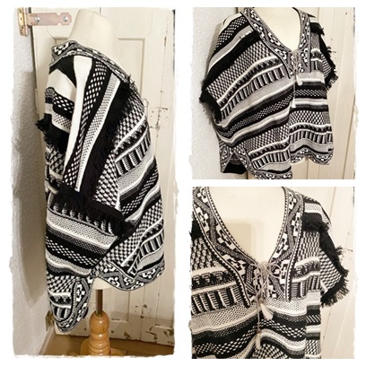 SALE! Stoere poncho ,zwart wit met zwarte franjes. 1 maat (t/m maat 46)