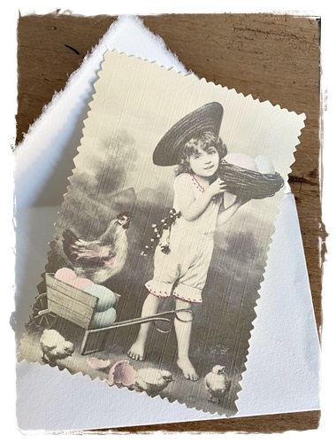 Postcard pasen met antieke afbeelding, kartelrand en enveloppe