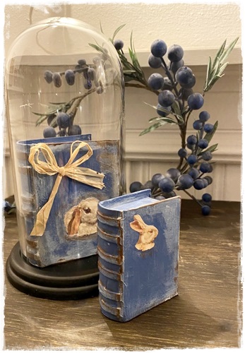 Set van 2 brocante boekjes oud blauw (doosjes) met paasafbeelding. afm. 10,5 x 8 x 3 en 8,5 x 5,5 x 2,5 cm.