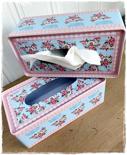 Blik romantisch voor de tissues met deksel afm. 25 x 13 x 9,5 cm.