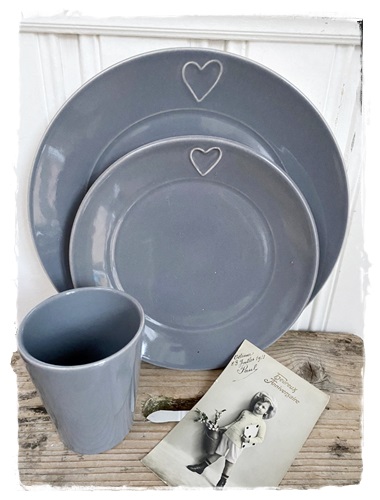 SALE! Little heart servies. Dinerbord , lunchbord, en melkbeker, kleur grijs