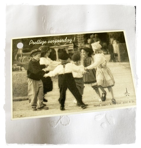 Uit een oud winkeltje in Belgie. Lief”nostalgisch kaartje van 10 x 6,5 cm. “Prettige verjaardag”