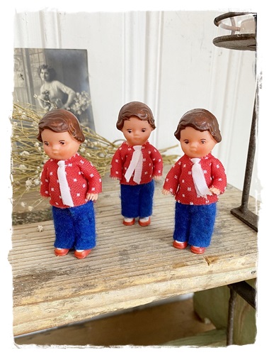 Oud ARI poppenhuis popje van 8 cm. groot. rood truitje, blauw broekje, wit dasje