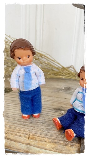 Oud ARI poppenhuis popje van 8 cm. groot. wit met stipje truitje, blauw broekje, blauw dasje