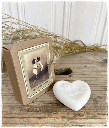 Kartonnen doosje nostalgische afb. “een knuffel voor jou”met hartzeepje roosje 25 gram.