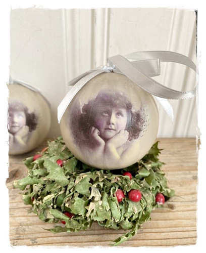 Kerstbal met antieke afbeelding vintage angelgirl/engeltje, 9 cm. doorsnee cartonage