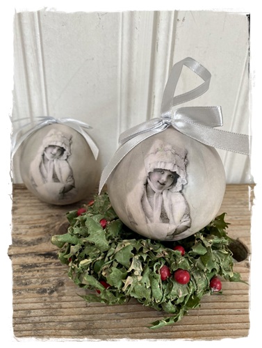 Kerstbal met antieke afbeelding vintage meisje met brocant mutsje, 9 cm. doorsnee cartonage