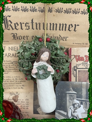 Angel/engeltje of christmas, engel met kerstkrans, 12,5 cm. groot.