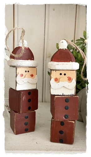 Brocant oude look kerstmannetje van hout, kan staan en hangen, 16 cm. groot.