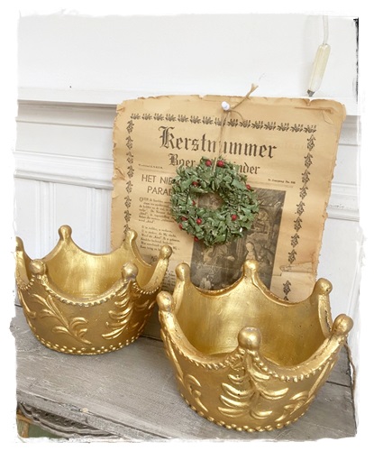Kroon in goudkleur, van steen, afm. 19 cm. doorsnee en 12 cm. hoog.