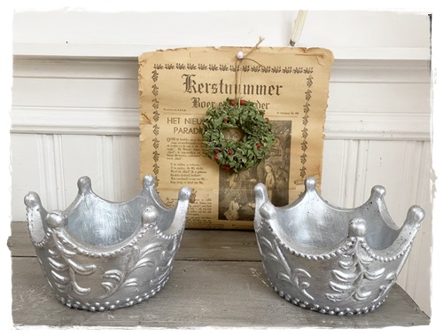 Kroon in zilverkleur, van steen, afm. 19 cm. doorsnee en 12 cm. hoog.