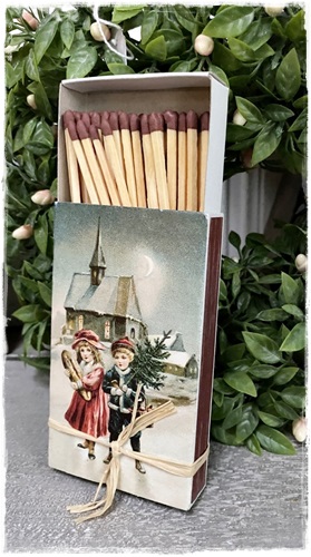 Doos lucifers met afm. 11 x 6,5 x 2 cm. met prachtige victoriaanse afb. kerstmorgen