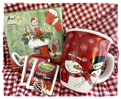 Grote wintermok met sneeuwpoppen met 2 zakjes winterglow thee en 20 kerstservetten muisjes