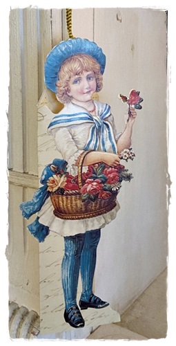 Een mooi gestanst in reliëf victoriaans ornament matroosmeisje wat ook kan staan. Afm. 19 cm. groot x 7 cm. breed