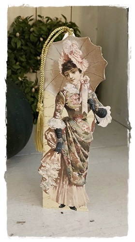 Een mooi gestanst in reliëf victoriaans ornament , jonge vrouw bloemenjurk. Afm. 19 cm. groot x 7 cm. breed