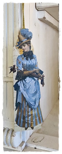 Een mooi gestanst in reliëf victoriaans ornament , Vrouw, blauwe jurk. Afm. 18 cm. groot x 6 cm. breed