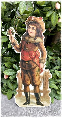 Prachtig ornament dik karton (gestanst)  afbeelding victoriaanse jongen met roosjes 2 zijdig 14 cm. groot.