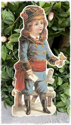 Prachtig ornament dik karton (gestanst) afbeelding victoriaans kind met roosjes 2 zijdig 14 cm. groot.