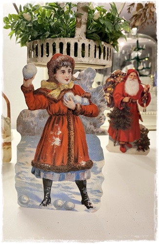 Prachtige victoriaanse kerstkaart (blijft staan) meisje in de sneeuw 17 x 10 cm.