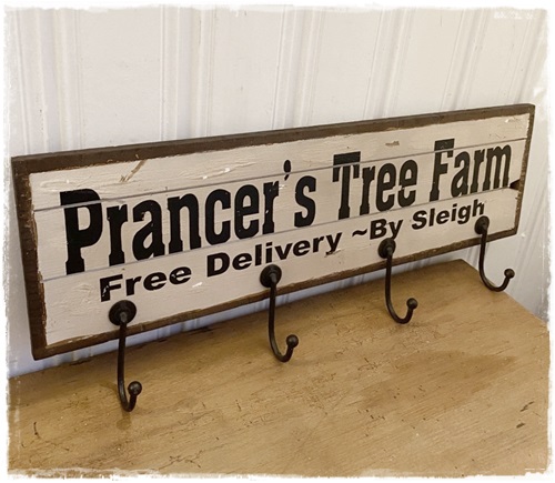 Brocante Kapstok Prancer’s Tree Farm.  61 Cm. Breed X 24,5 Cm. Hoog. Superleuk!!