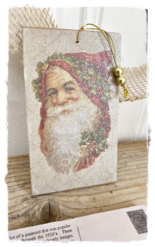Postcard van hout aan goudkleurig koordje 13 x 8 cm. met victoriaanse afb. Father Christmas, glitters