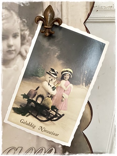 Postcard met kartelrand en antieke victoriaanse afb meisje met slee en sneeuwpop