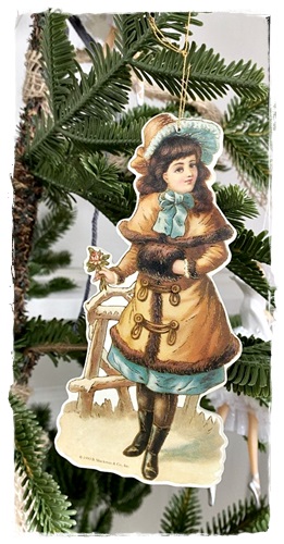 Prachtig ornament dik karton (gestanst) afbeelding victoriaans meisje met roosje 2 zijdig 14 cm. groot.