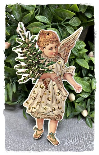 Ornament (gestanst) victorian christmas angel with christmas tree 13 x 8 cm.(rood haar)