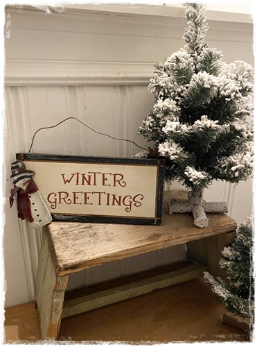 Bord van hout met sneeuwpopje aan ophanghengsel, Winter greetings , afm. 31,5 x 14 cm.