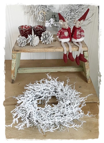 Een Hele Mooie Winterkrans Wit Met Glinstertjes, 30-35 Cm. Doorsnee.