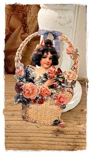 Victoriaans kaartje Bloemen/rozenmand met meisje 11,5 x 8 cm.  , plus envelopje.
