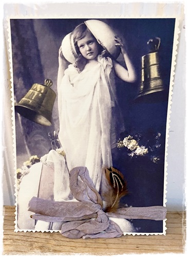 Grote kaart linnen kartelrand, antieke afb. pasen, vintage girl 13,5 x 18,5, taupe strik en veer