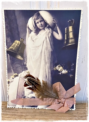 Grote kaart linnen kartelrand, antieke afb. pasen, vintage girl 13,5 x 18,5, oud roze strik en veer