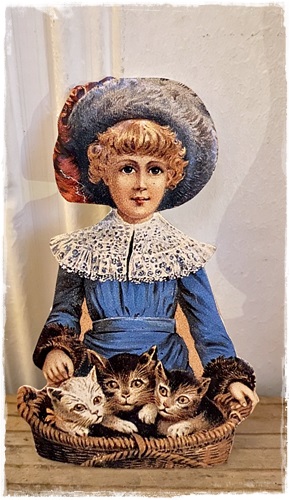 Victoriaans enkel kaartje in relief afm. 7 x 11 cm. Jonkheer met zijn kat en poezen met envelopje
