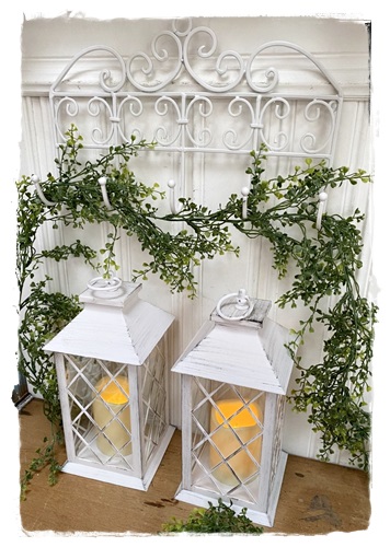 Hele leuke oude look wit  lantaarn met ledkaars ,34 cm. hoog. prijs per stuk